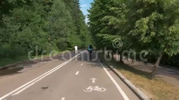两个人在一个城市公园里做运动一个是骑自行车另一个是跑步视频的预览图