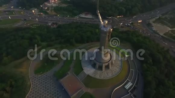 鸟瞰乌克兰基辅市的祖国上面的Citu全景视频的预览图