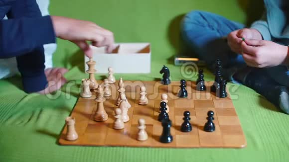 两个人下棋棋子动动手视频的预览图
