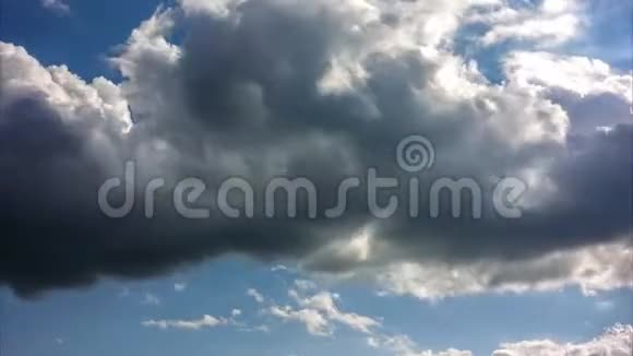 时间流逝的视频密集的低云快速掠过视频的预览图