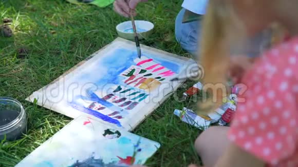 女人和小女孩在公园里画画视频的预览图