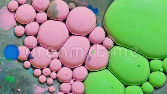 绿色和粉红色的油墨反应形成一个美丽的结构油漆气泡视频的预览图