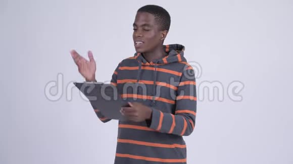 年轻愤怒的非洲男人一边说一边读剪贴板视频的预览图