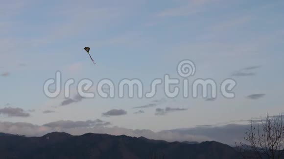 夏天在山上飞翔的风筝视频的预览图