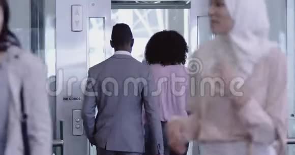 商务人员在现代化办公室乘坐电梯4K视频的预览图