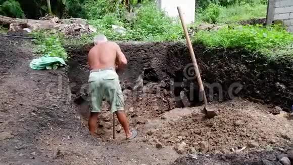 老人在他的花园里挖了个洞视频的预览图