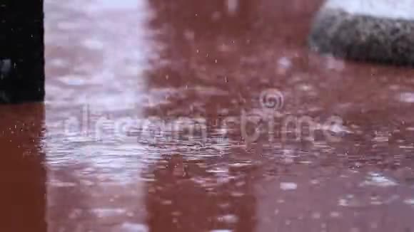 真正的雨滴在露台的地板上滑动视频的预览图