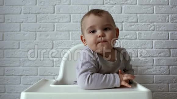 小可爱的男孩坐在孩子们桌子旁吃饼干视频的预览图