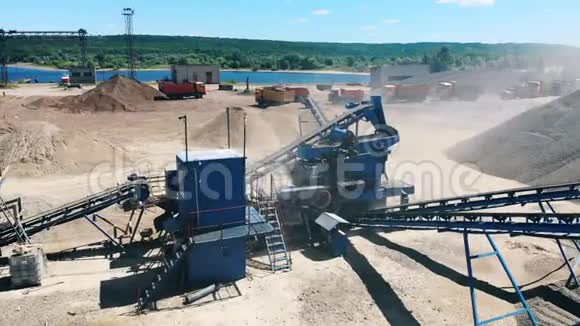 工作输送机在采石场移动碎石采矿工业设备视频的预览图