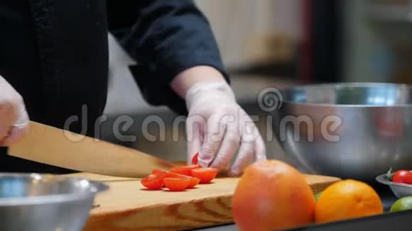 现代厨房烹饪厨师在桌子上切樱桃西红柿视频的预览图