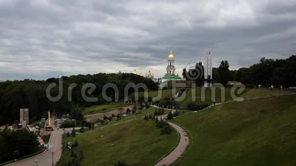 基辅山和教堂在多云天气视频的预览图