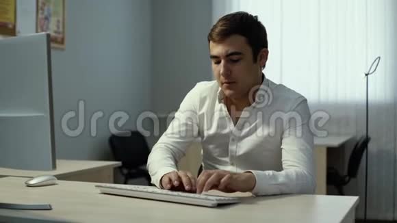 疲倦的商人在键盘上打字感到眼睛不舒服给他们按摩视频的预览图