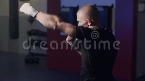 拳击手在健身房热身在慢动作中观察训练过程视频的预览图