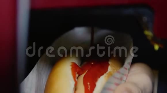 在咖啡馆的特写镜头中人们将番茄酱和芥末倒入热狗视频的预览图