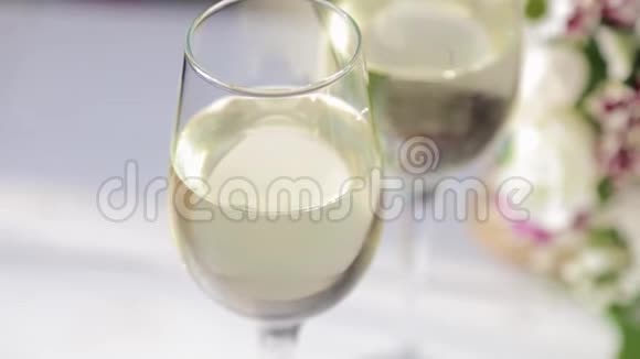 关上香槟白玫瑰和丁香花的酒杯新的婚礼花束视频的预览图