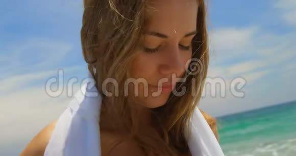 高加索女人站在海滩上与莎朗站在一起的正面景色视频的预览图