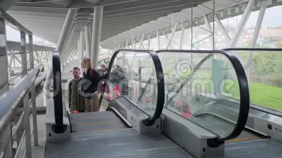 带着行李在机场自动扶梯上旅行视频的预览图