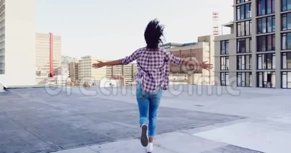 城市屋顶上的时髦年轻女子视频的预览图