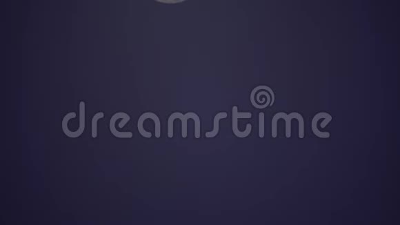月亮在一年中最遥远的夜晚落在雾后从750毫米的镜头中拍照视频的预览图