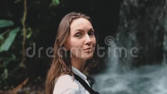 热带森林瀑布的女游客视频的预览图