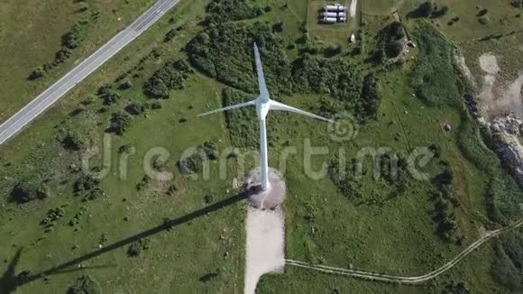 美丽的风车涡轮机爱沙尼亚Virtsu公园空中无人机视频鸟瞰图视频的预览图