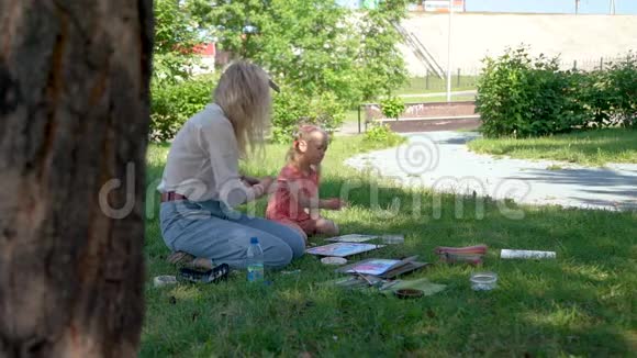 小女孩和她的老师的水彩画视频的预览图