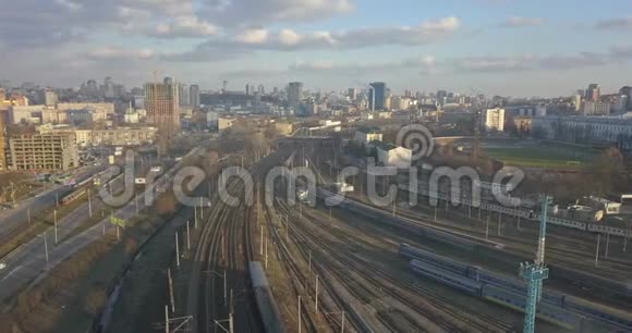 在阳光明媚的日子里火车站和路过的火车在城市的背景上4K视频240fps2160p视频的预览图