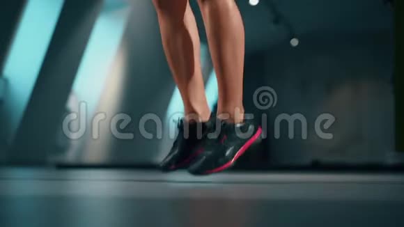 运动美丽的女性脚运动与跳绳在健身房运动健身生活方式美容理念拍摄视频的预览图