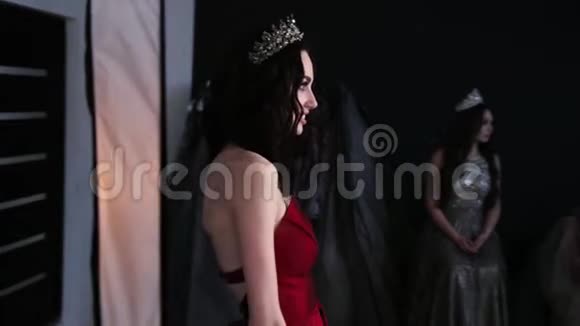 摄影棚里一个穿着红裙子的黑发女孩深领带视频的预览图