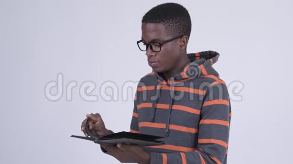 年轻快乐的非洲男人戴着眼镜看书的脸视频的预览图