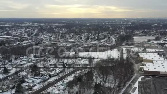雪后的鸟瞰小镇视频的预览图