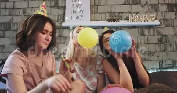 很棒的年轻女士特写在家里举行睡衣派对庆祝某人的生日非常高兴和享受视频的预览图