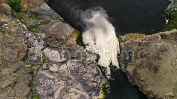 帕卢兹瀑布的景色俯视着河流顺流而下视频的预览图