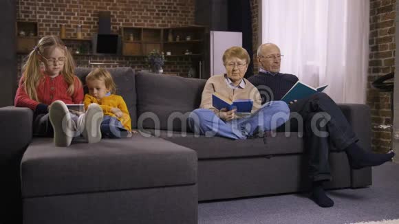 家庭中几代人之间的差距视频的预览图