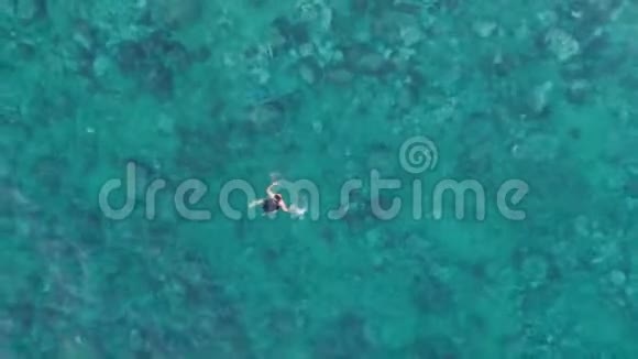 穿着泳衣在安达曼海游泳的年轻女子上面的鸟瞰图视频的预览图