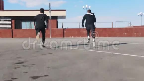 两名青年男子克服城市街道上的障碍视频的预览图