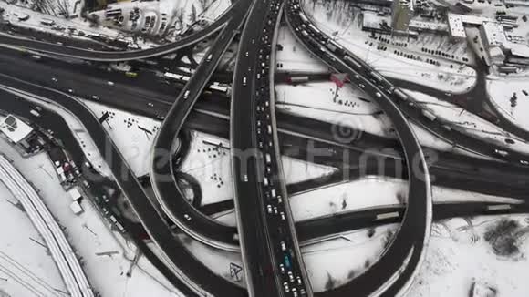 空中观景车在高速公路交叉口城市运动城市冬季道路视频的预览图