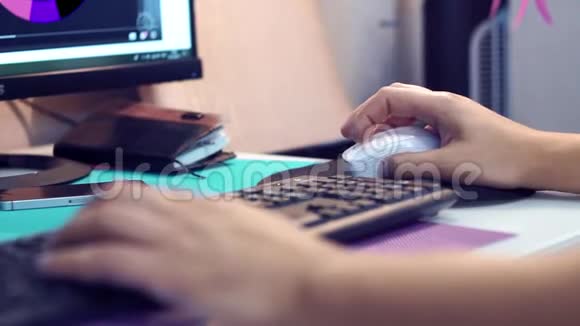 手握鼠标用键盘打印在电脑上工作视频的预览图