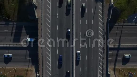 无人驾驶车行驶在公路桥上高速公路天桥上的车流量视频的预览图