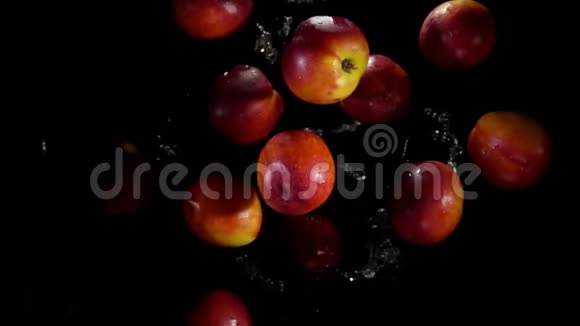 大量多汁的油桃在水花中飞舞视频的预览图