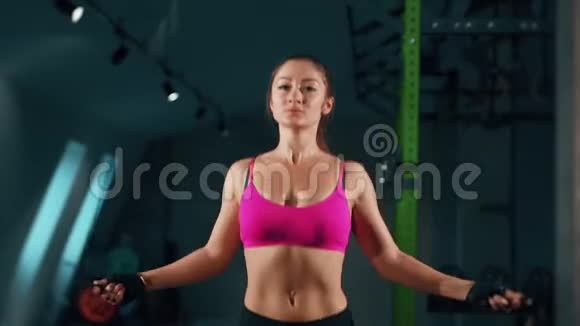 女子运动与跳绳在健身房运动健身生活方式美容理念拍摄于电影摄影机视频的预览图