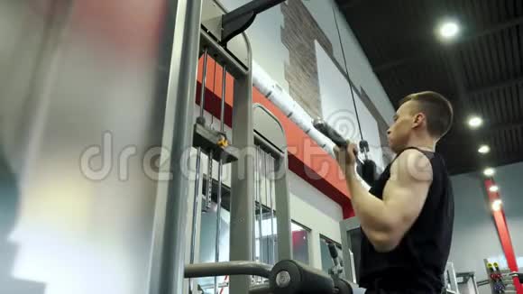 从事手臂锻炼的年轻男性健美运动员视频的预览图
