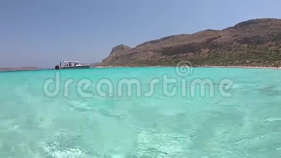 从泻湖的景色中可以看到巴罗斯巴罗斯和希腊克里特岛的格拉弗斯岛视频的预览图