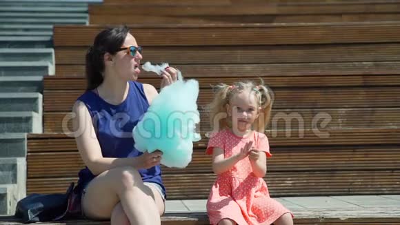 女人和她可爱的女儿吃棉花糖视频的预览图