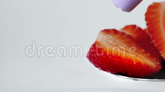 将半个草莓匙甜甜点心配上鲜奶油视频的预览图