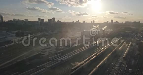 铁路与过往的火车和视野的现代城市对抗天空4K视频240fps2160p视频的预览图