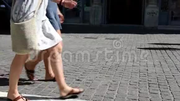 男人和女人阳光明媚的日子在人行道上散步视频的预览图