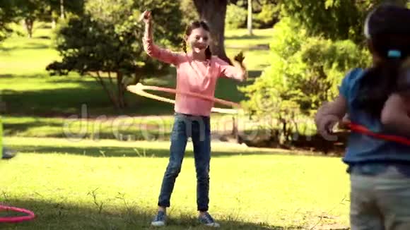 公园里玩呼啦圈的小伙伴视频的预览图