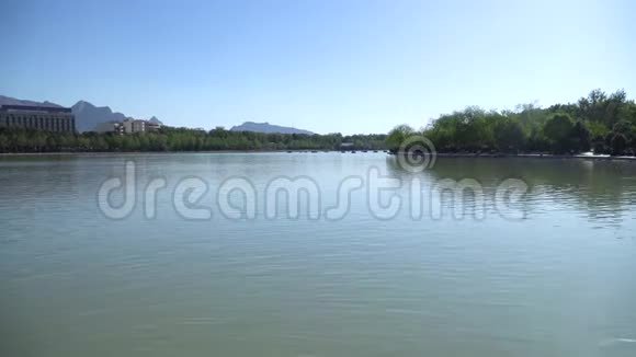通过伊朗伊斯法罕市的Zayandeh河视频的预览图