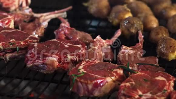 特写厨师用手煮牛肉排骨和蔬菜烤架上的土豆视频的预览图